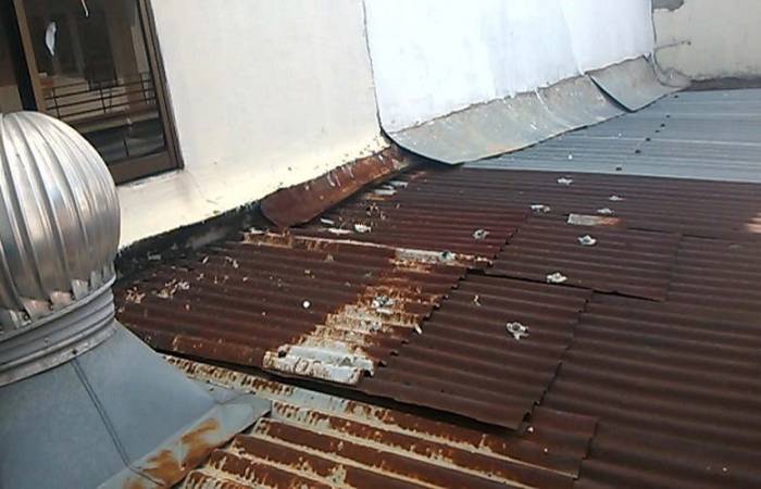Mái tôn bị dột ở vị trí nối mái, nối máng, thoát nước nhỏ